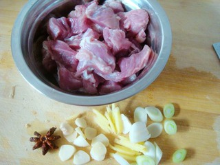 红烧肉炖土豆的做法步骤_1
