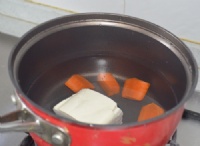 胡萝卜豆腐蛋黄面的做法步骤_2